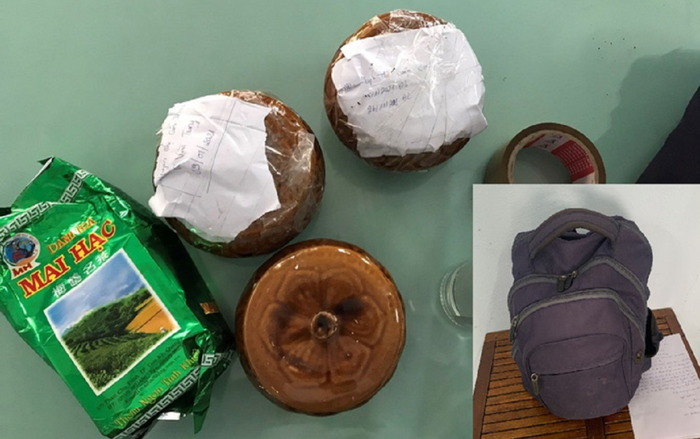 Chủ quán tá hỏa khi phát hiện khách lạ mặt bỏ lại ba lô nghi đựng các hủ tro cốt