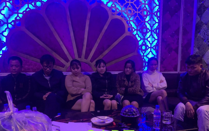 Hà Tĩnh: 4 cô gái sử dụng ma túy cùng 3 nam thanh niên trong quán karaoke