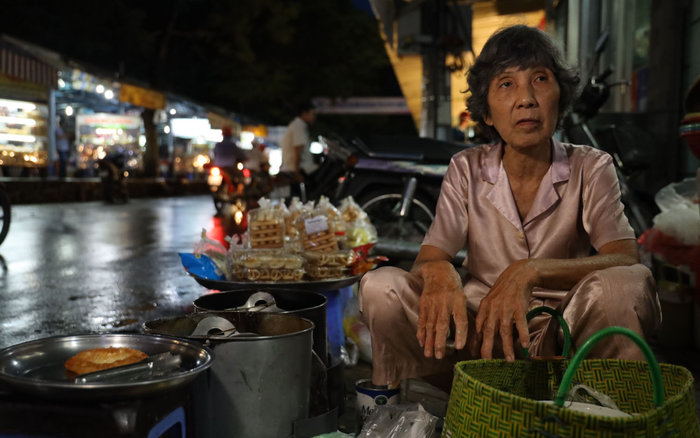 Cuộc đời đơn độc của dì Nía thợ làm bánh tai yến thủ công U70 hiếm hoi còn sót lại ở Bạc Liêu