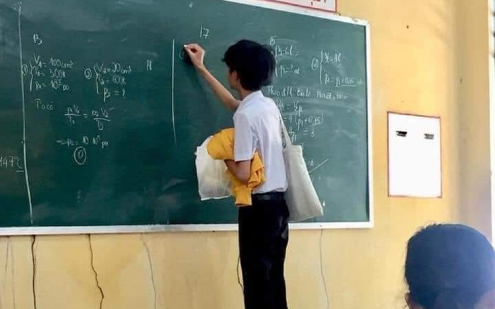 Nam sinh lên bảng làm bài nhưng mang theo toàn bộ 'vốn liếng', sự thật phía sau khiến mọi người ngã ngửa
