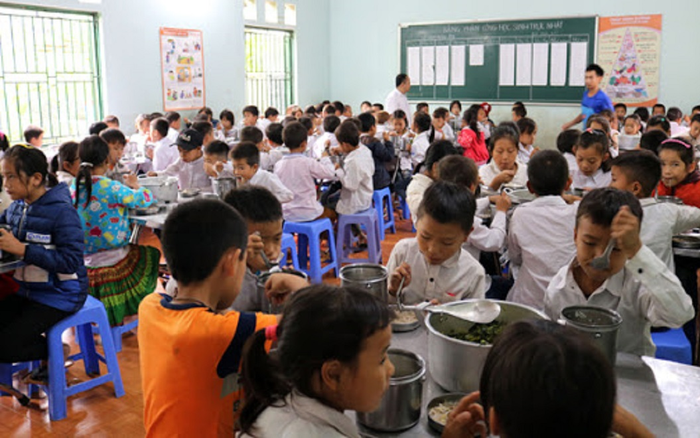 100 học sinh nhập viện nghi ngộ độc sau khi ăn thực phẩm của đoàn từ thiện