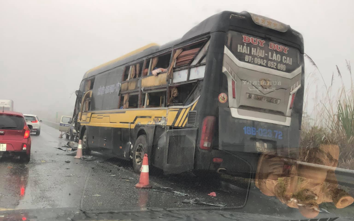 Tự ý quay đầu trên cao tốc, xe tải khiến ô tô khách đâm trúng, hàng chục hành khách hoảng loạn