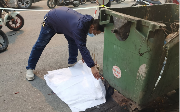 Xót xa thai nhi bị vứt bỏ cạnh bãi rác, ô tô đi đường đè trúng thương tâm