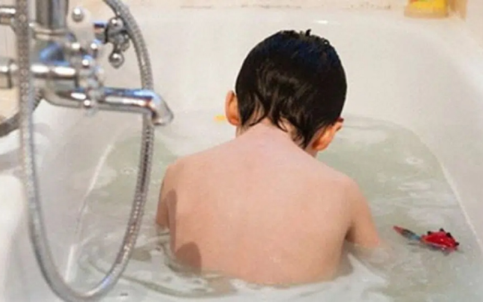 Bé trai 17 tháng tuổi vào nhà tắm chơi, đến lúc bố đi tìm thì con đã tử vong