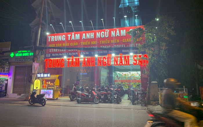 Mắc kẹt trong thang máy trung tâm Anh ngữ, cô giáo cùng 5 học sinh hoảng sợ kêu cứu