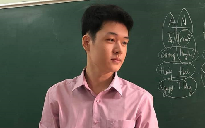 Nam giáo viên sở hữu gương mặt điển trai bất ngờ nổi tiếng với bức ảnh được học trò chụp lén