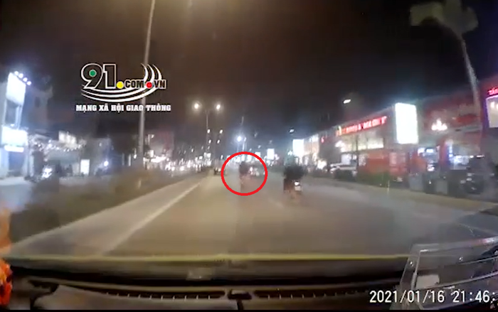 Clip: Nhóm thanh niên đầu trần ở Hải Phòng phóng nhanh, qua mặt hàng loạt ô tô gây náo loạn đường phố