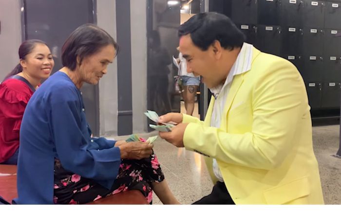 MC Quyền Linh khiến dân mạng xúc động khi vay tiền mặt tặng người nghèo