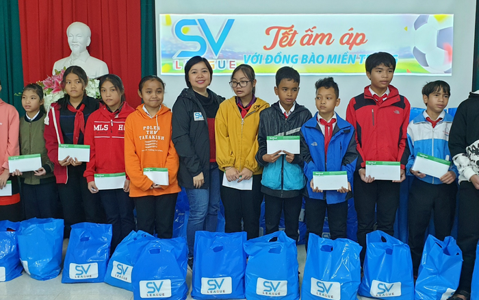 Tấm lòng bóng đá của SV-League: Hơn 250 triệu trao tặng học sinh mồ côi và khuyết tật