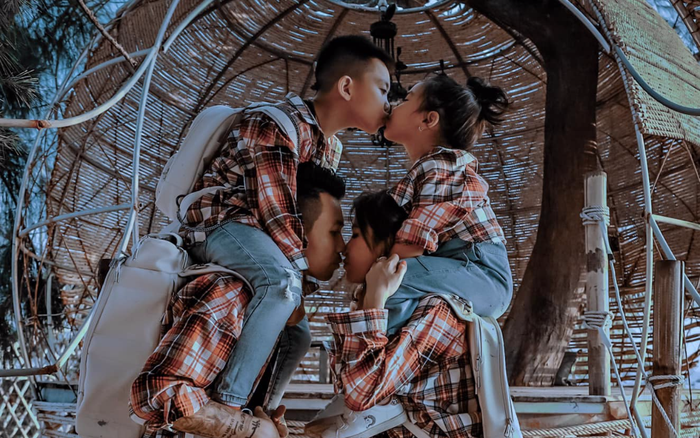 Dân mạng tranh cãi gay gắt khi Minh Nhựa để hai con 'hôn môi' giống bố mẹ