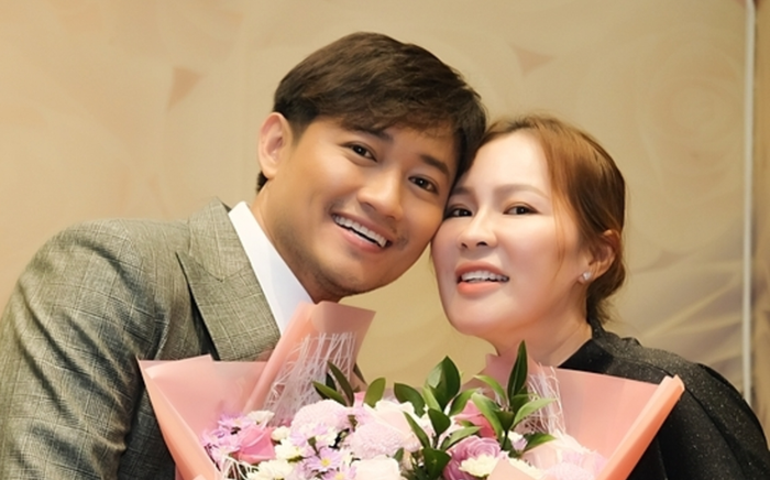 Quý Bình được vợ đại gia 'tháp tùng' đi diễn, nhìn ánh mắt và nụ cười là biết được vợ cưng thế nào!