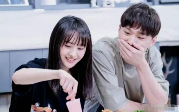 Cánh truyền thông tập trung trước cửa tòa án để chụp được bóng dáng của Trịnh Sảng