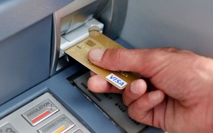 Đi rút tiền tại ATM, nhớ kĩ những mẹo này để tránh 'tiền mất tật mang'