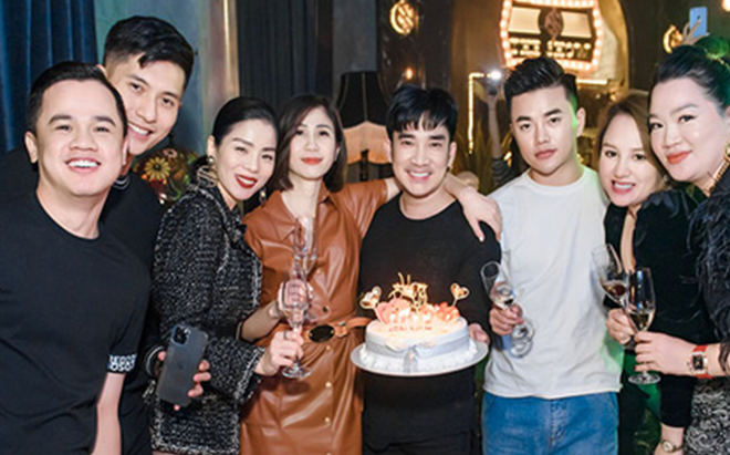 Lệ Quyên và Lâm Bảo Châu tình tứ bên nhau trong tiệc sinh nhật Quang Hà