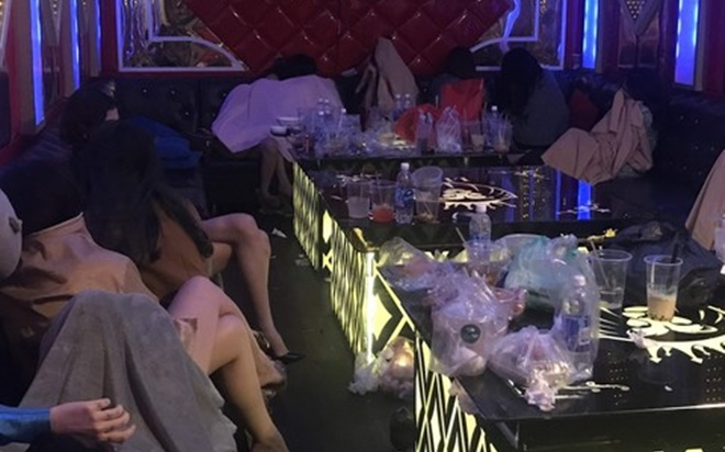 Khách nam cùng 5 nữ nhân viên phê ma túy trong nhà hàng hoạt động karaoke không phép
