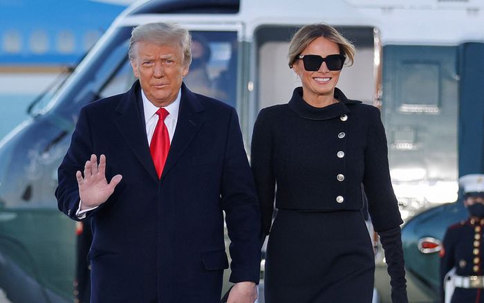 Bà Melania diện cả cây đen hàng hiệu trước thời khắc chia tay Nhà Trắng