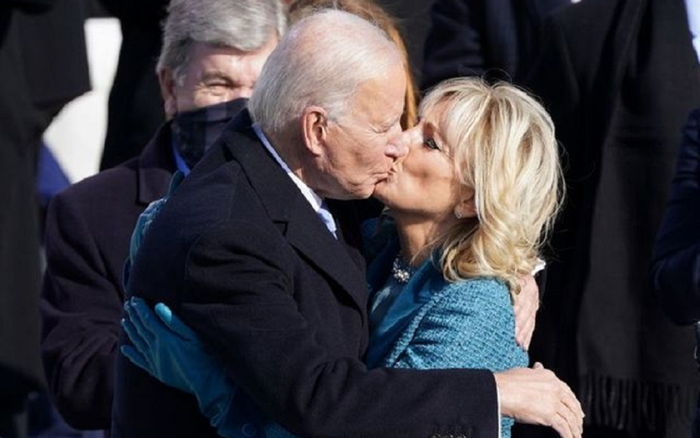Những khoảnh khắc ngọt ngào của Tổng thống Joe Biden và vợ trong ngày nhậm chức