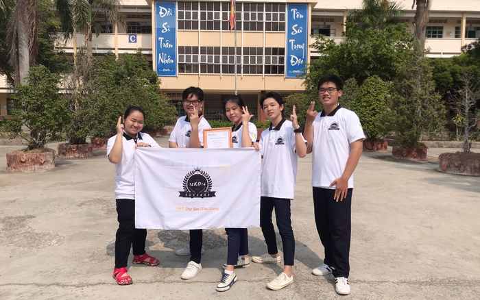 Teen THPT cả nước 'vỡ òa' khi nhận 1.000 áo lớp miễn phí