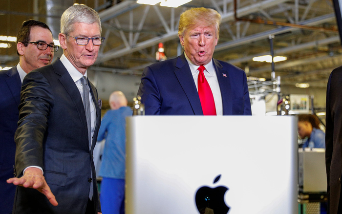 CEO Apple - Tim Cook tặng máy tính 6.000 USD cho ông Trump