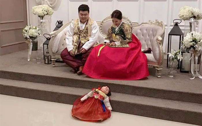 Bé gái 'thích ăn vạ' nổi như cồn khi chụp ảnh cùng bố mẹ, lộ profile khủng với cả triệu lượt theo dõi