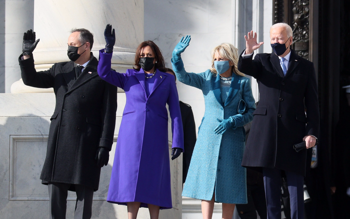 Tại sao phụ nữ tham dự lễ nhậm chức của Tổng thống Joe Biden đều mặc đồ đơn sắc?