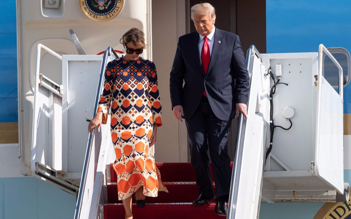 Rời Nhà Trắng, bà Melania Trump tươi trẻ trong chiếc váy cam của Gucci