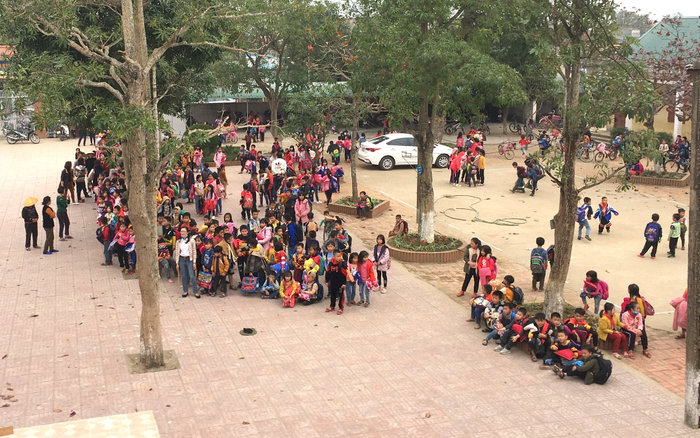 Khói lửa bốc lên nghi ngút trong trường, hàng trăm học sinh tiểu học sơ tán