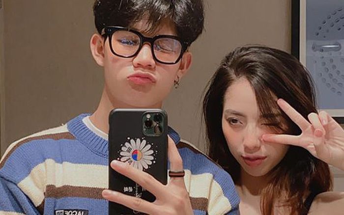 Cặp đôi chị em từng 'gây bão' cộng đồng mạng bất ngờ chia sẻ đã có con, tiết lộ tên thân mật của bé