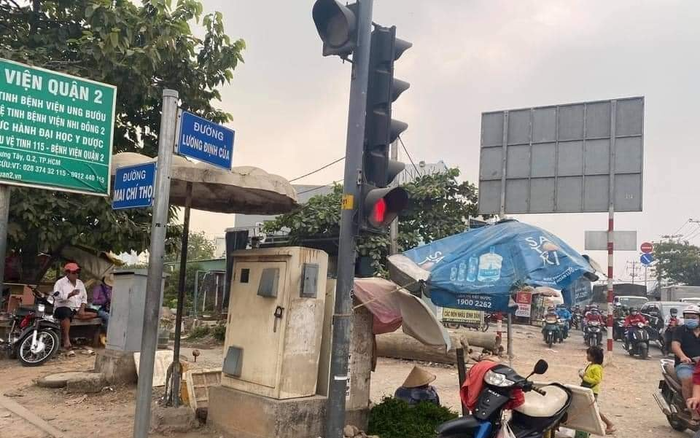 Ấm lòng hành động của chàng trai khi thấy cụ bà mệt đến ngủ gục bên hàng rau ven đường