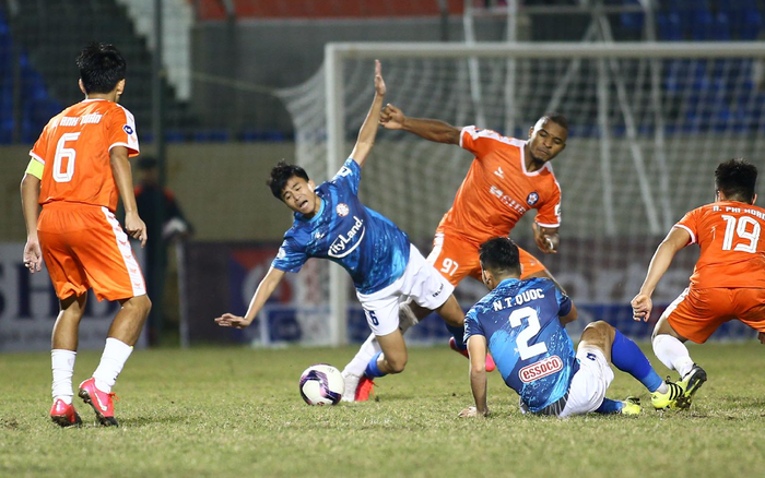 Quân bầu Hiển phi hai chân đạp quân của bầu Đức, Ban kỷ luật VFF làm ngơ?