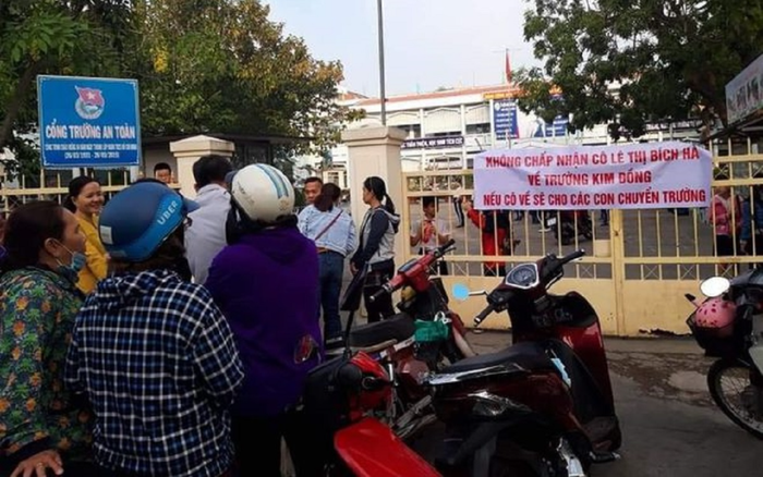 Nhiều phụ huynh tập trung trước cổng trường, căng băng - rôn phản đối việc thay hiệu trưởng