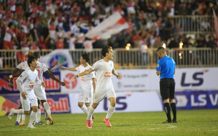 HAGL ngược dòng hạ SLNA, Kiatisak giành chiến thắng đầu tiên ở V.League 2021