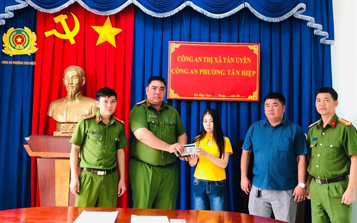 Chủ cửa hàng điện thoại trả lại gần 100 triệu đồng của khách đánh rơi