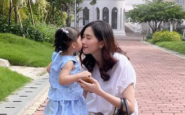 Hoa hậu Đặng Thu Thảo nhận cái kết 'đắng lòng' khi cho con gái mượn đồ trang điểm