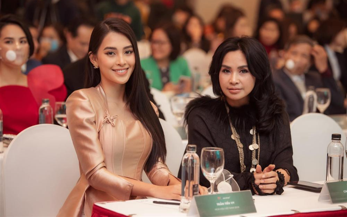 Xuất hiện chung một khung hình, nhan sắc của diva Thanh Lam và Hoa hậu Tiểu Vy gây chú ý