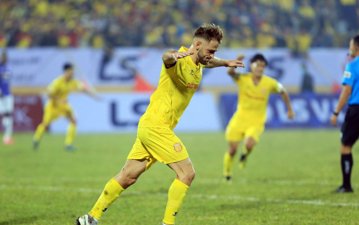 CLB Nam Định đuổi cổ ngoại binh có thái độ ngôi sao, từ chối vào sân thi đấu