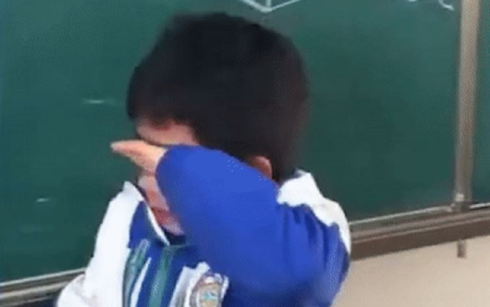 Nghe cô giáo gọi tên mình được nhận giấy khen phút chót, cậu bé từ ngạc nhiên chuyển sang bật khóc nức nở