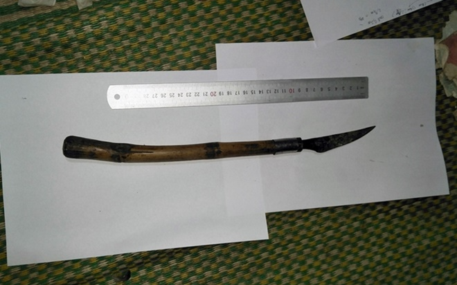 Uống rượu say rồi qua nhà hàng xóm gây gổ, nam thanh niên 21 tuổi bị đâm tử vong