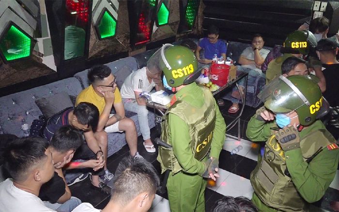 Phát hiện 14 dân chơi sử dụng ma túy, 'bay lắc' lúc rạng sáng trong quán karaoke