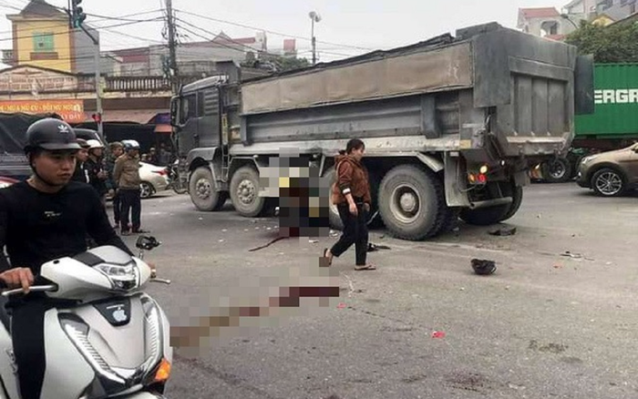 Xe máy lao vào thân ô tô tải đang sang đường, hai dì cháu tử vong thương tâm