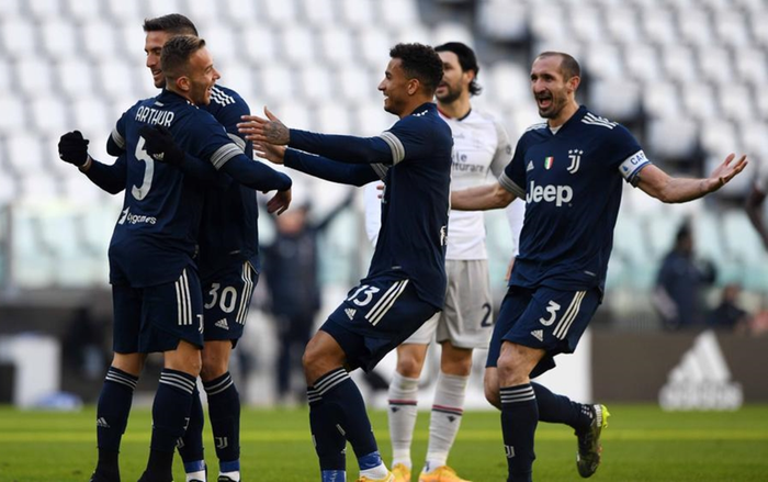 Ronaldo tịt ngòi, Juventus vẫn thắng cách biệt để đeo bám Milan