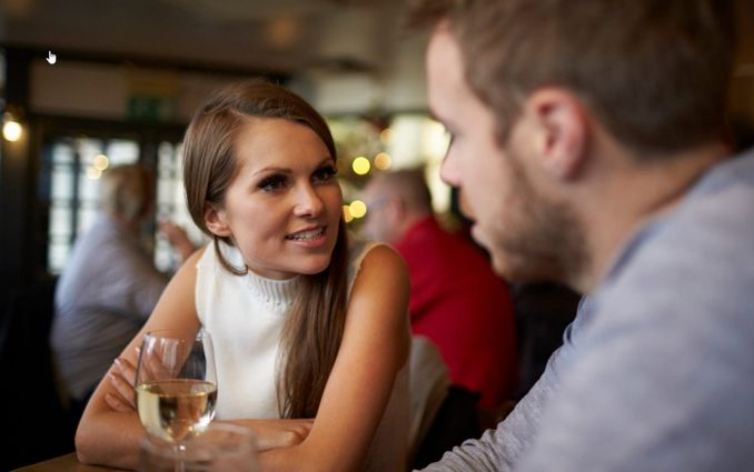 Cô gái chia tay người yêu ngay trong buổi hẹn hò đầu tiên vì hình ảnh phản chiếu qua mắt kính chàng trai