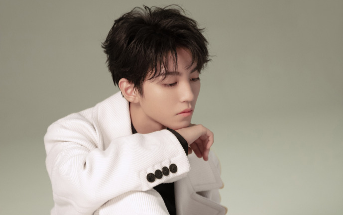 Vương Tuấn Khải tập tành gợi cảm