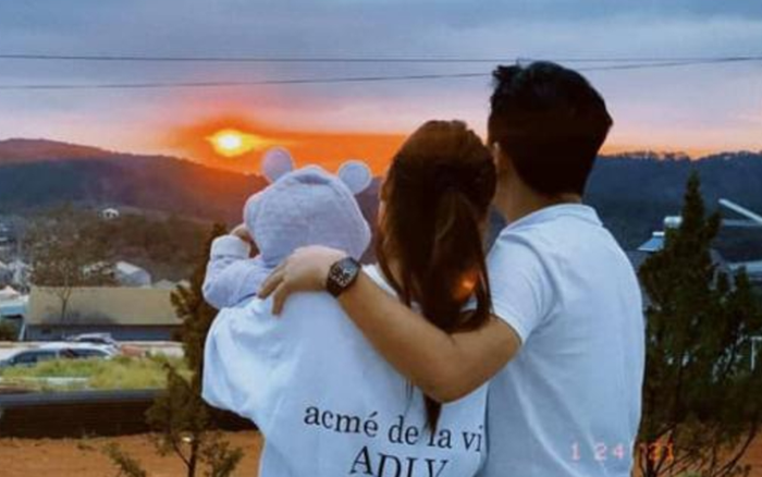 Trường Giang và Nhã Phương chụp hình bên con gái, khung cảnh phim ngôn tình