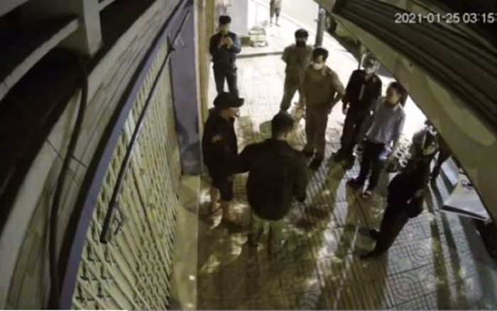 Clip: Bắt giữ nhóm đối tượng đi 'xế hộp' tiền tỷ trộm chậu kiểng của cụ bà 80 tuổi