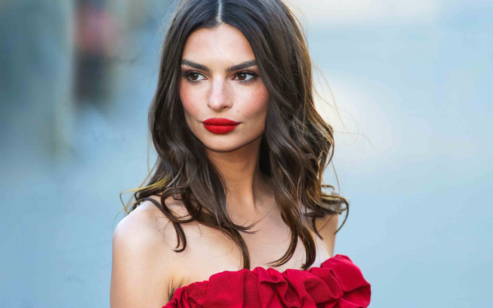 Emily Ratajkowski dính nghi án bơm môi trong lúc mang thai