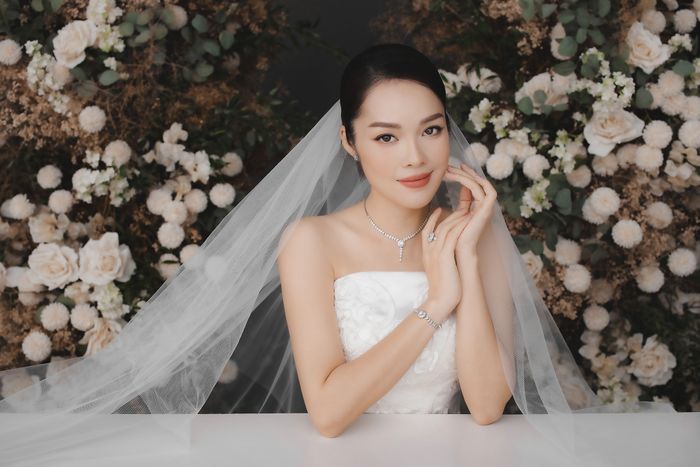 Dương Cẩm Lynh bất ngờ tung ảnh cưới, phải chăng sắp lên xe hoa lần 2?