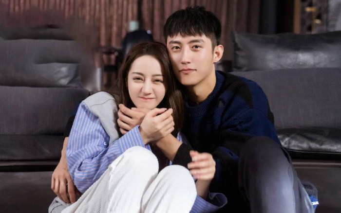 Mặc tin đồn tình cảm, Địch Lệ Nhiệt Ba - Hoàng Cảnh Du đứng chung trên sân khấu Gala mừng xuân?