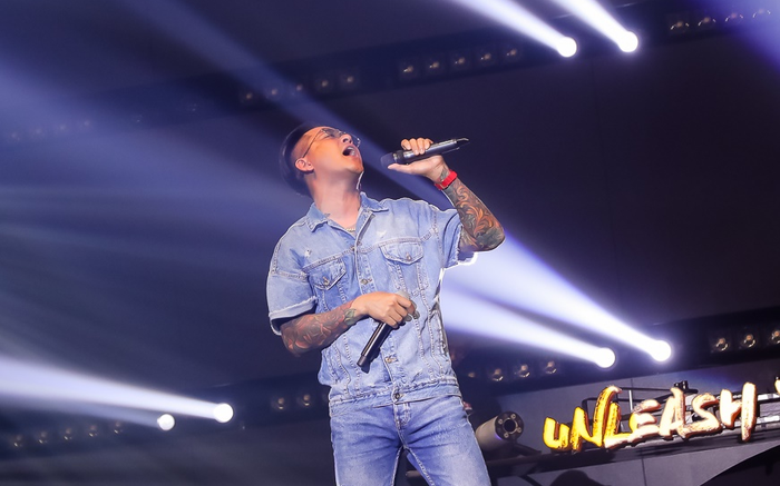 Tuấn Hưng giành chỗ của DJ, tự chỉnh nhạc cho mình trên sân khấu