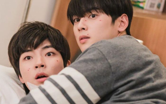 'True Beauty': Eun Woo và In Yeob quá lãng mạn, khán giả lại tiếp tục 'đẩy thuyền đam mỹ' ra khơi